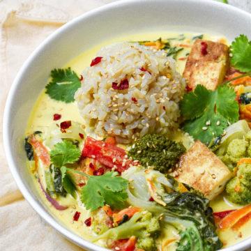 green curry vegan with crispy tofu and vegetables