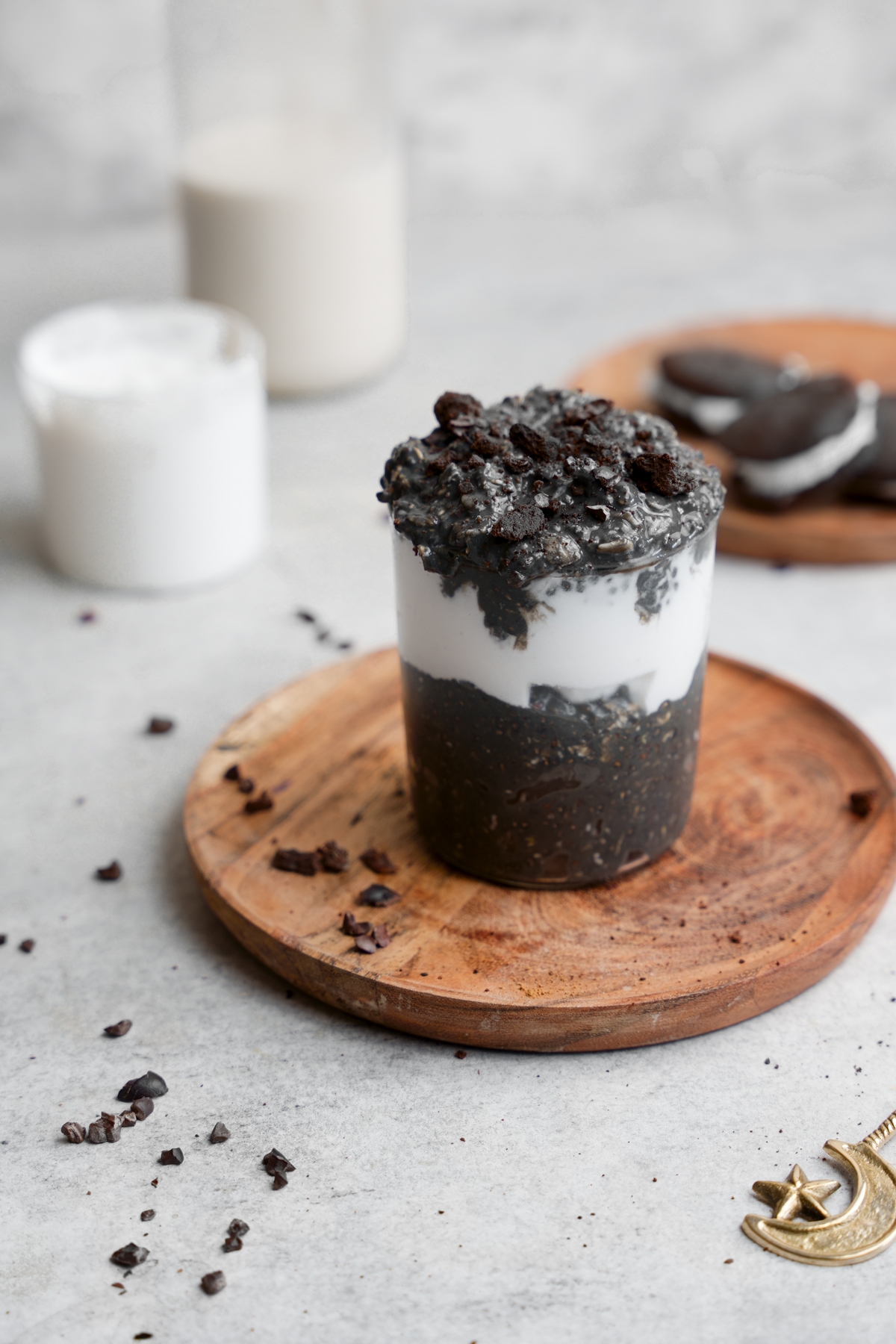 oreo overnight oats with cookies topping and cream filling