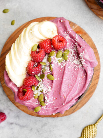 raspberry smoothie bowl featured image