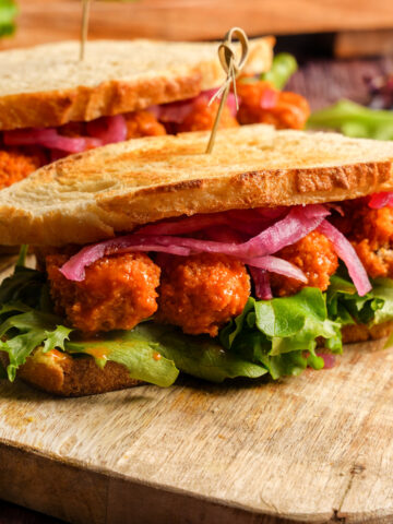 buffalo tempeh sandwich featured image